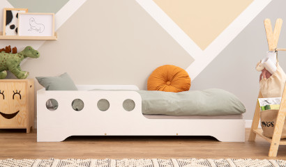 Drewniane łóżko TILA 6C z barierkami na połowie łóżka wykonane ze sklejki sosnowej w kolorze białym